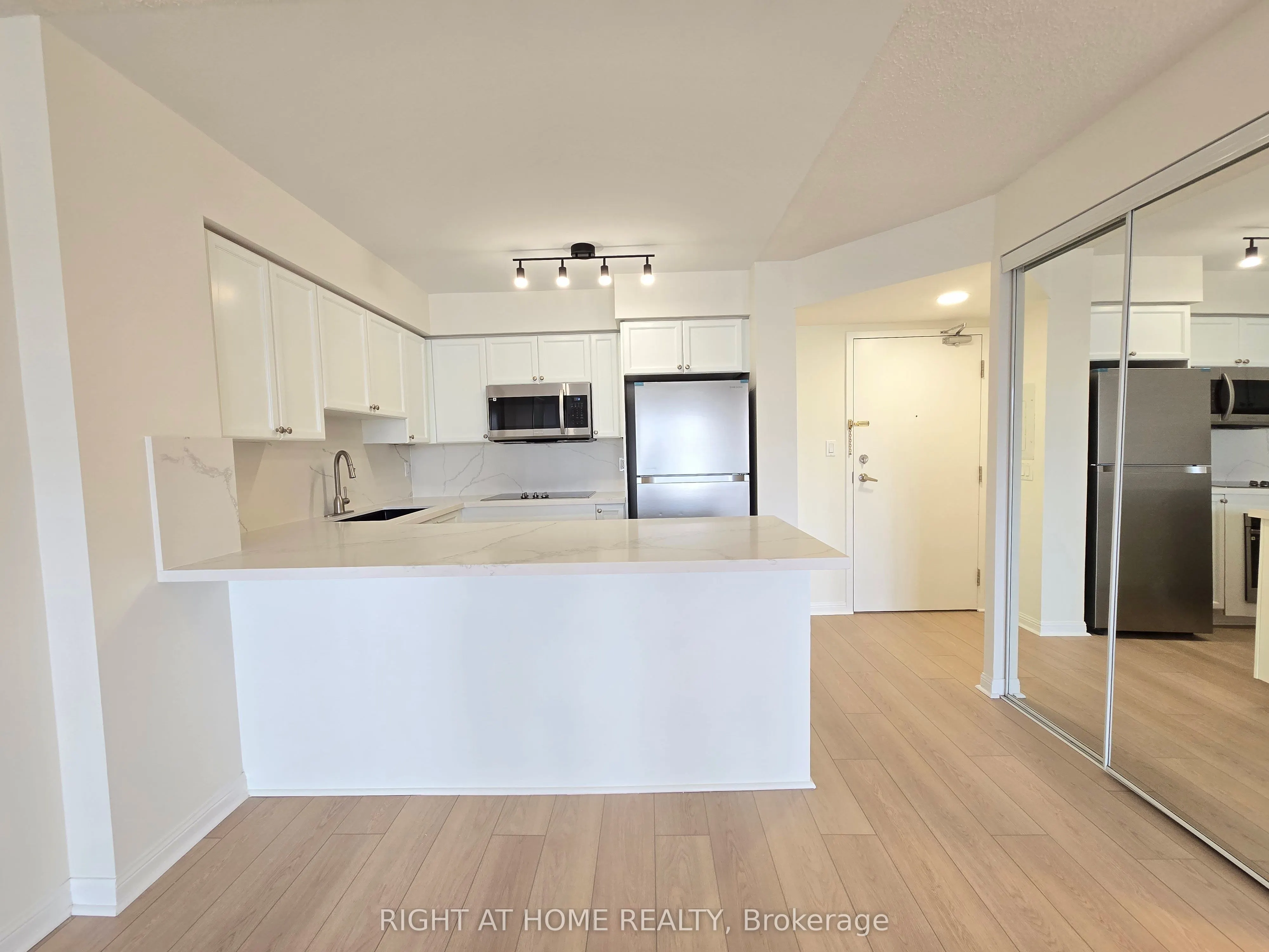 1000 King Street W, #521