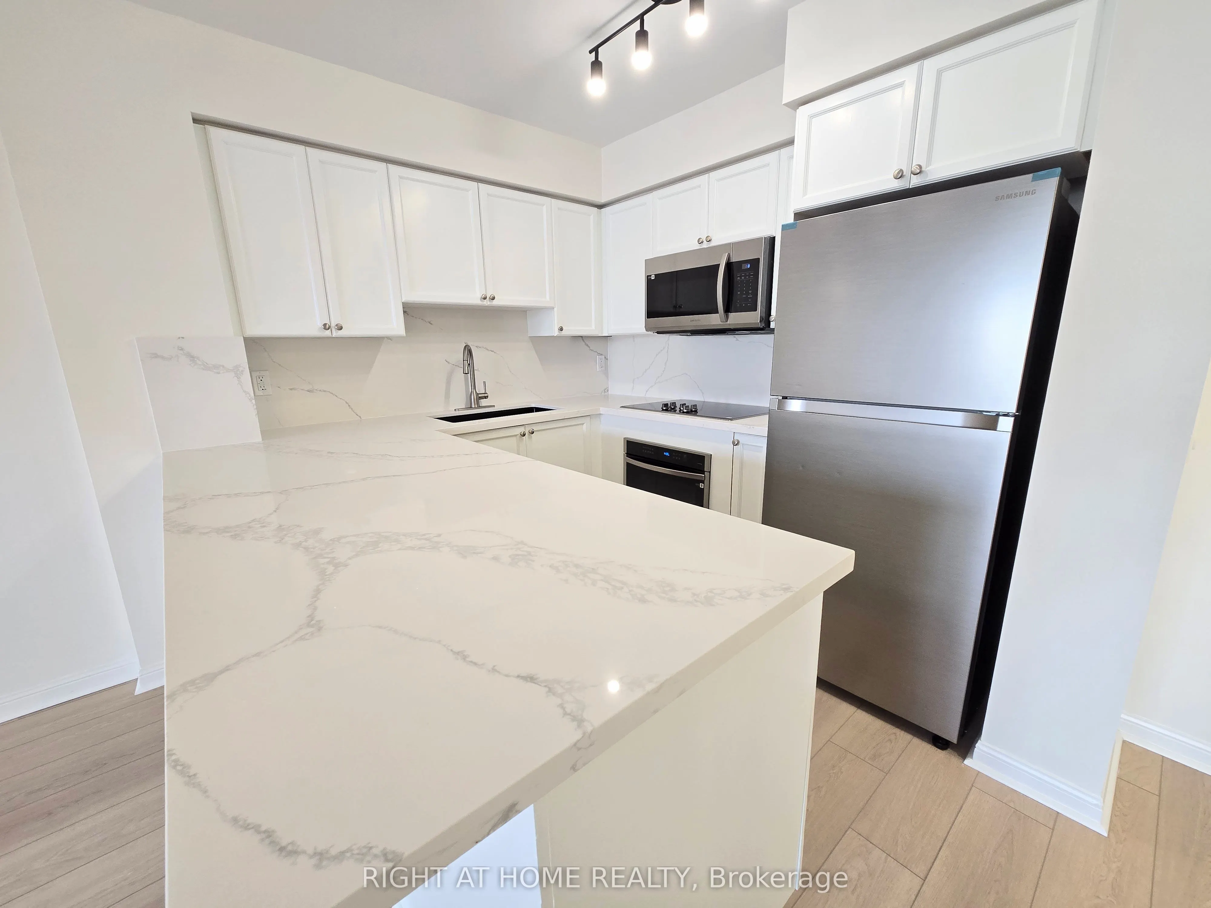 1000 King Street W, #521