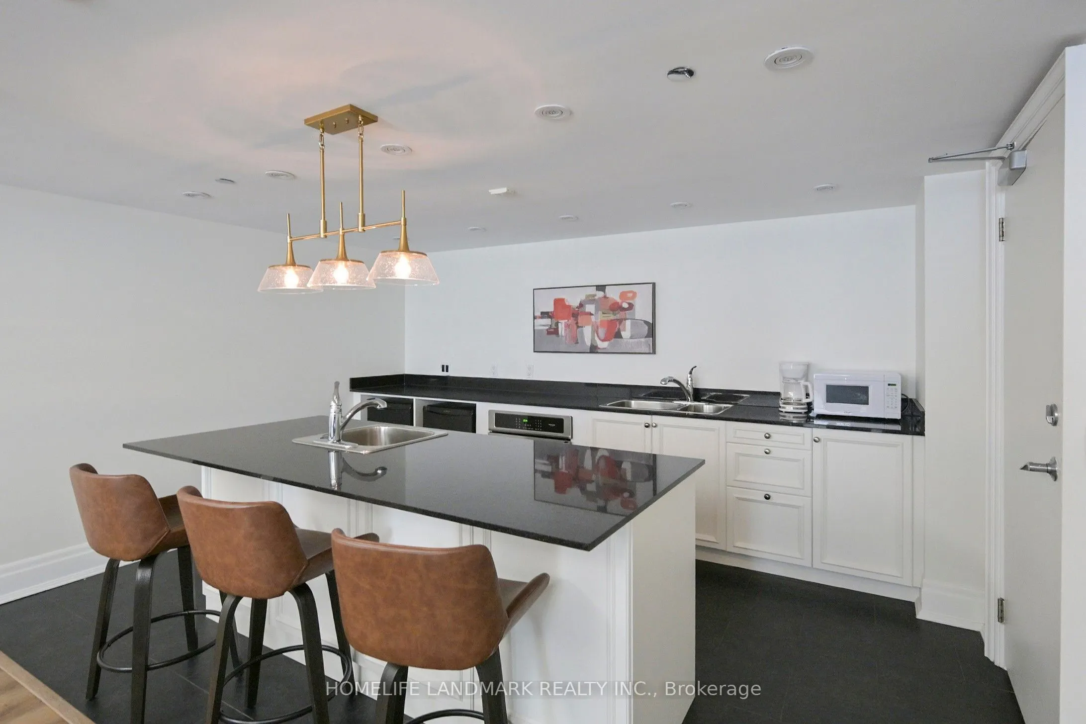 451 Rosewell Avenue, #404