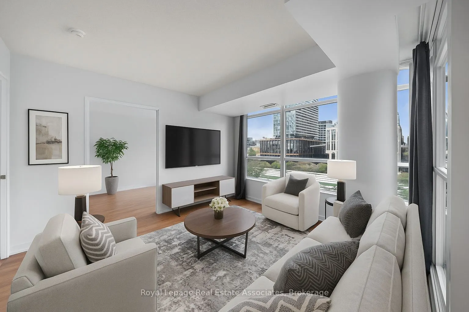 8 Telegram Mews, #518