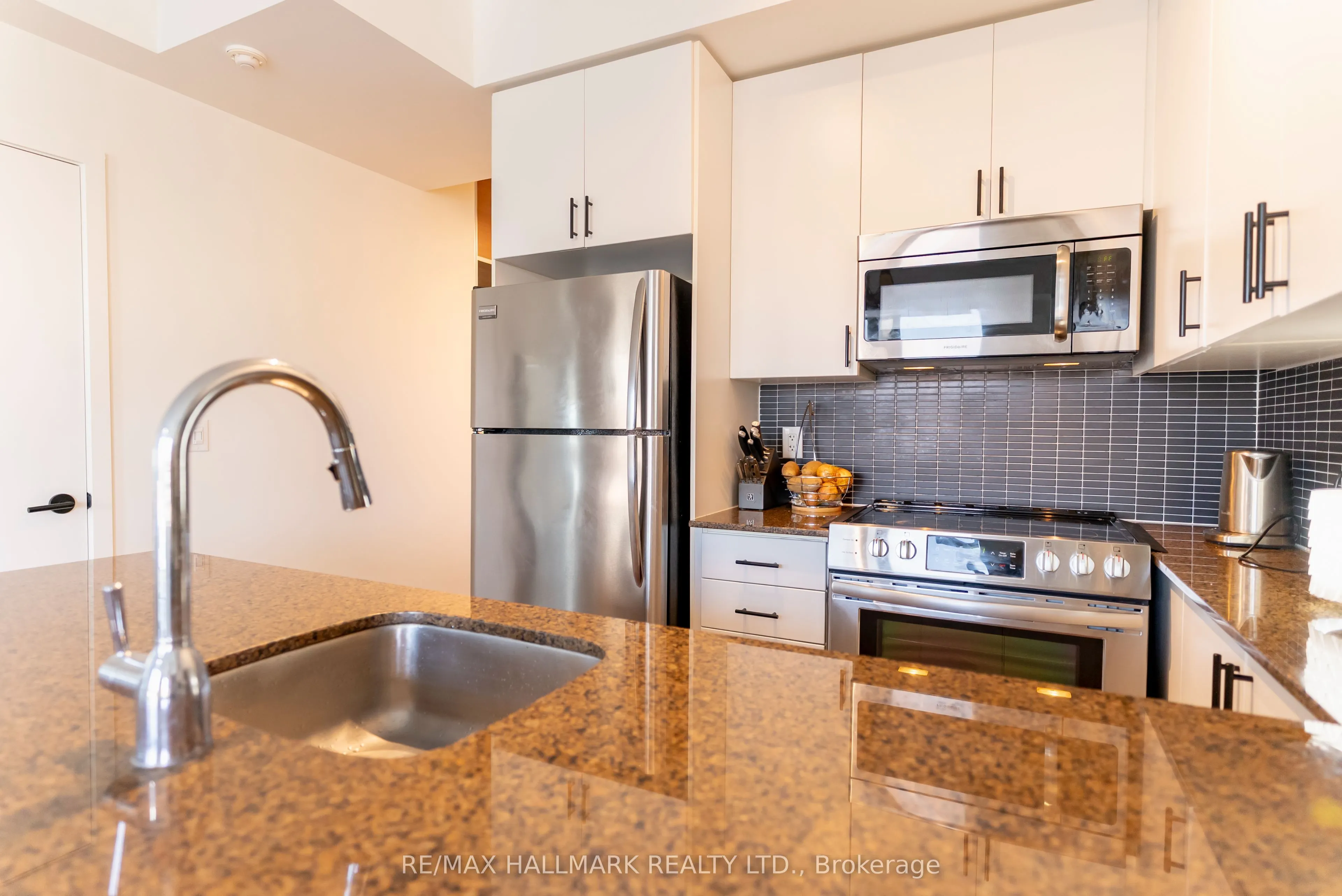 260 Sackville Street, #813