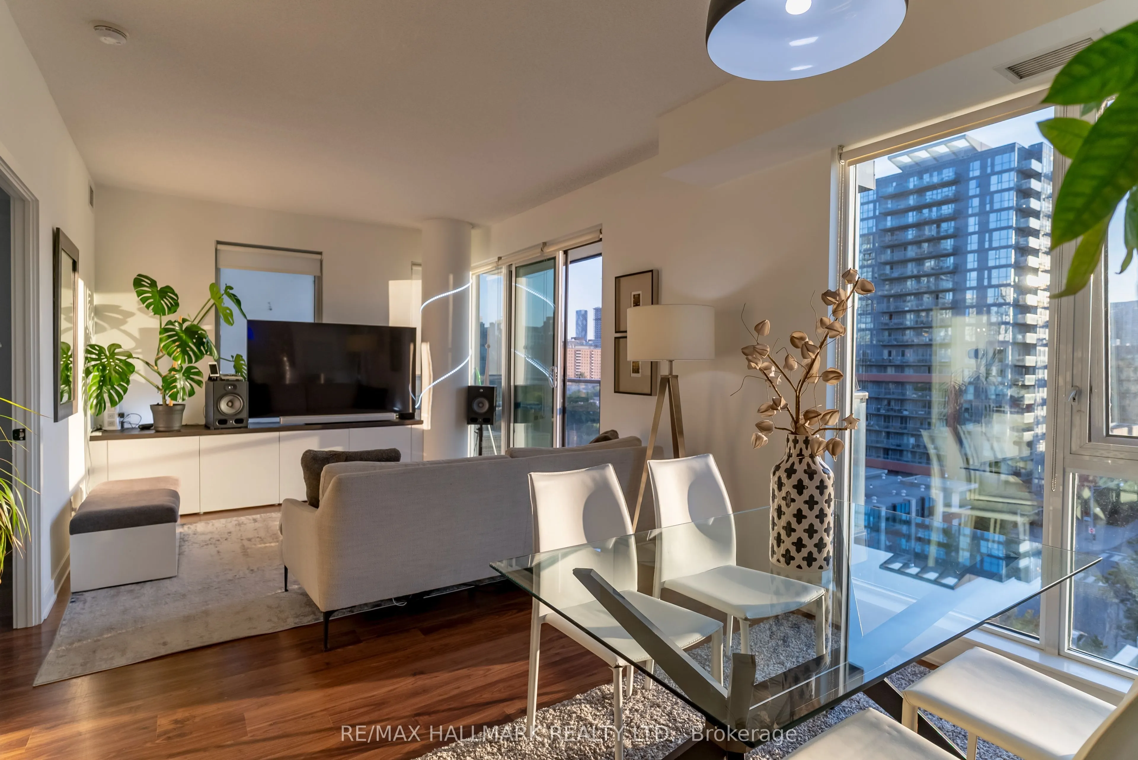 260 Sackville Street, #813