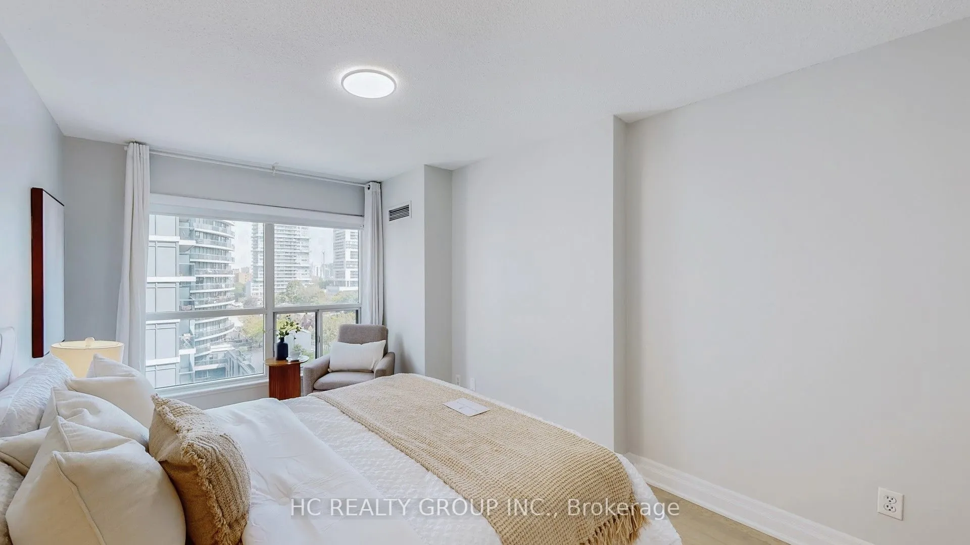 7 Carlton Street, #905