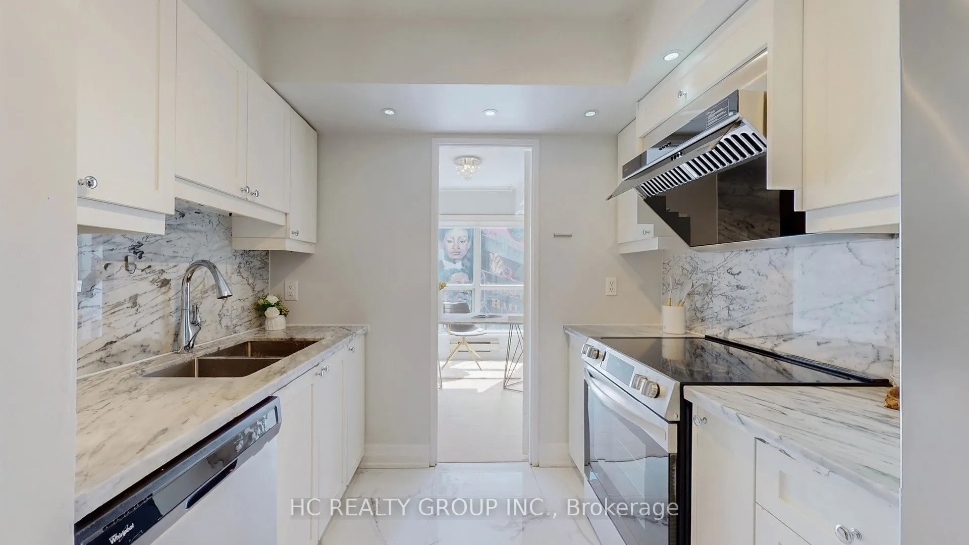 7 Carlton Street, #905