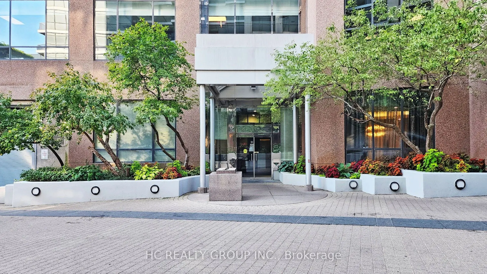 7 Carlton Street, #905