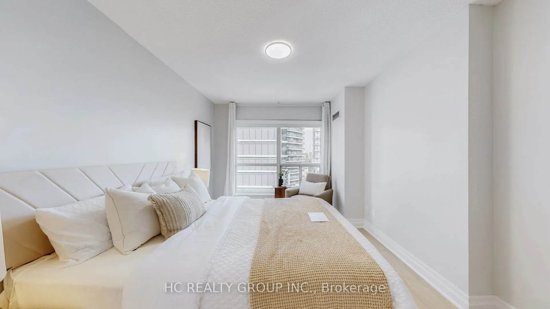 7 Carlton Street, #905