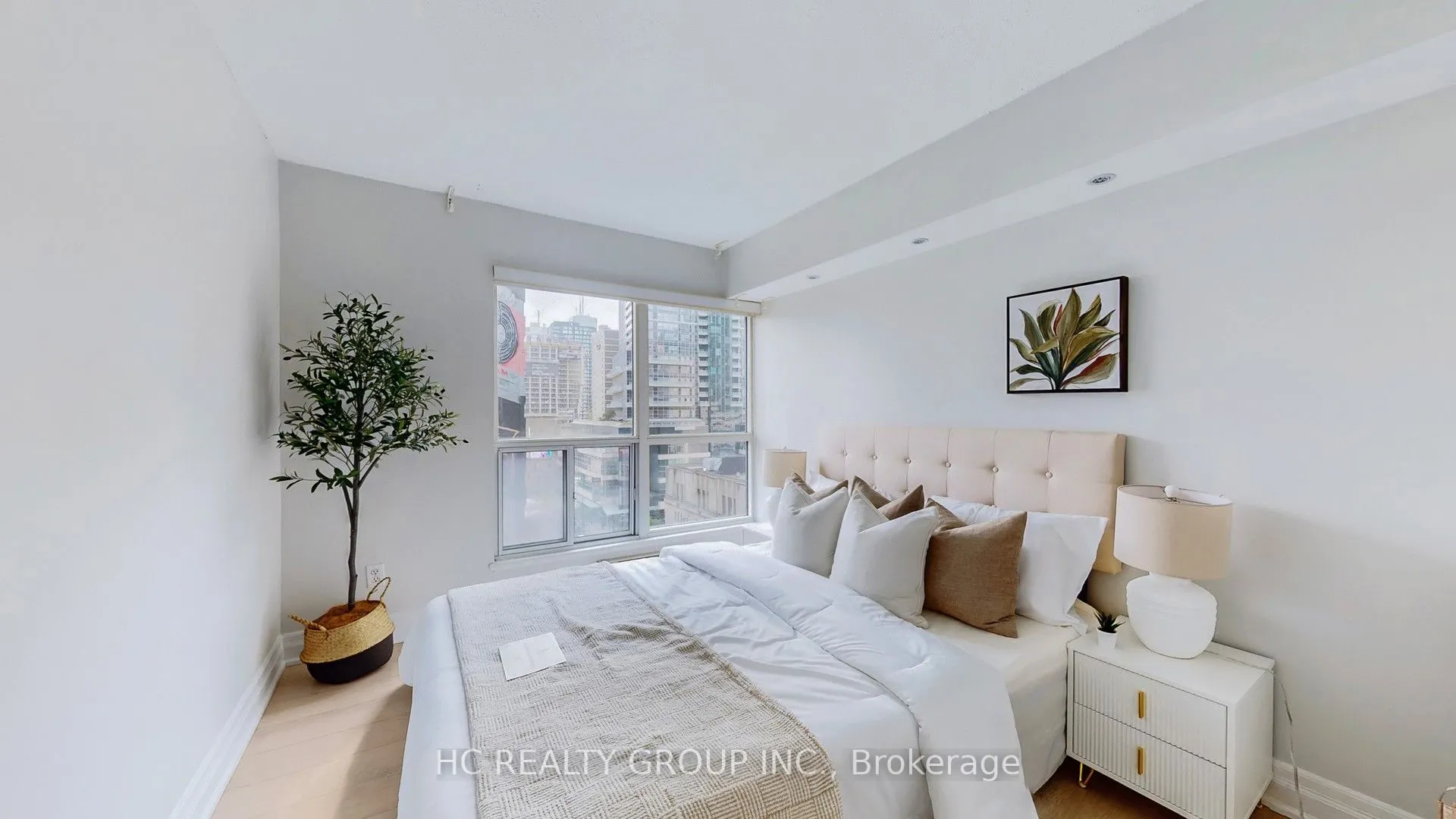 7 Carlton Street, #905