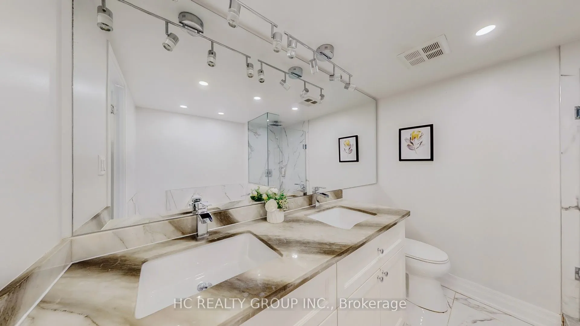 7 Carlton Street, #905