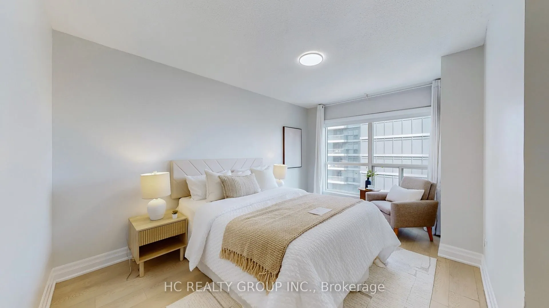 7 Carlton Street, #905