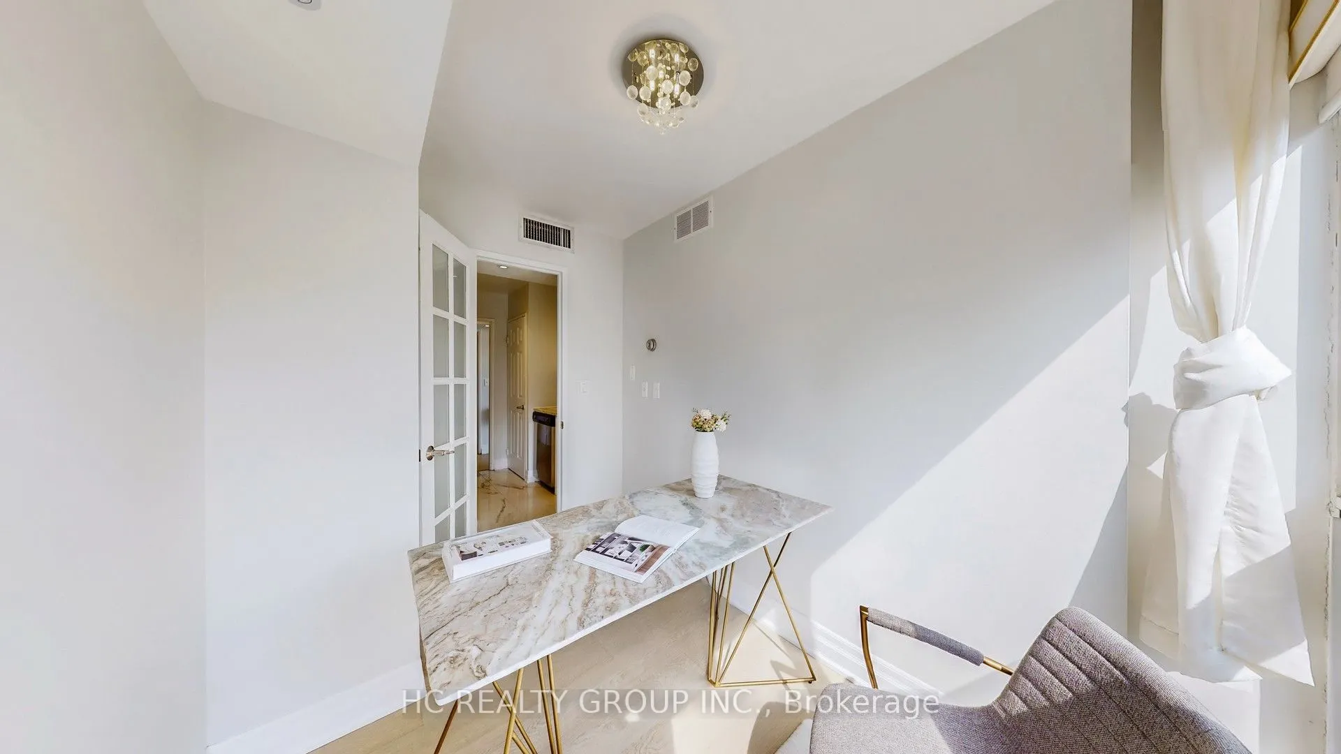 7 Carlton Street, #905