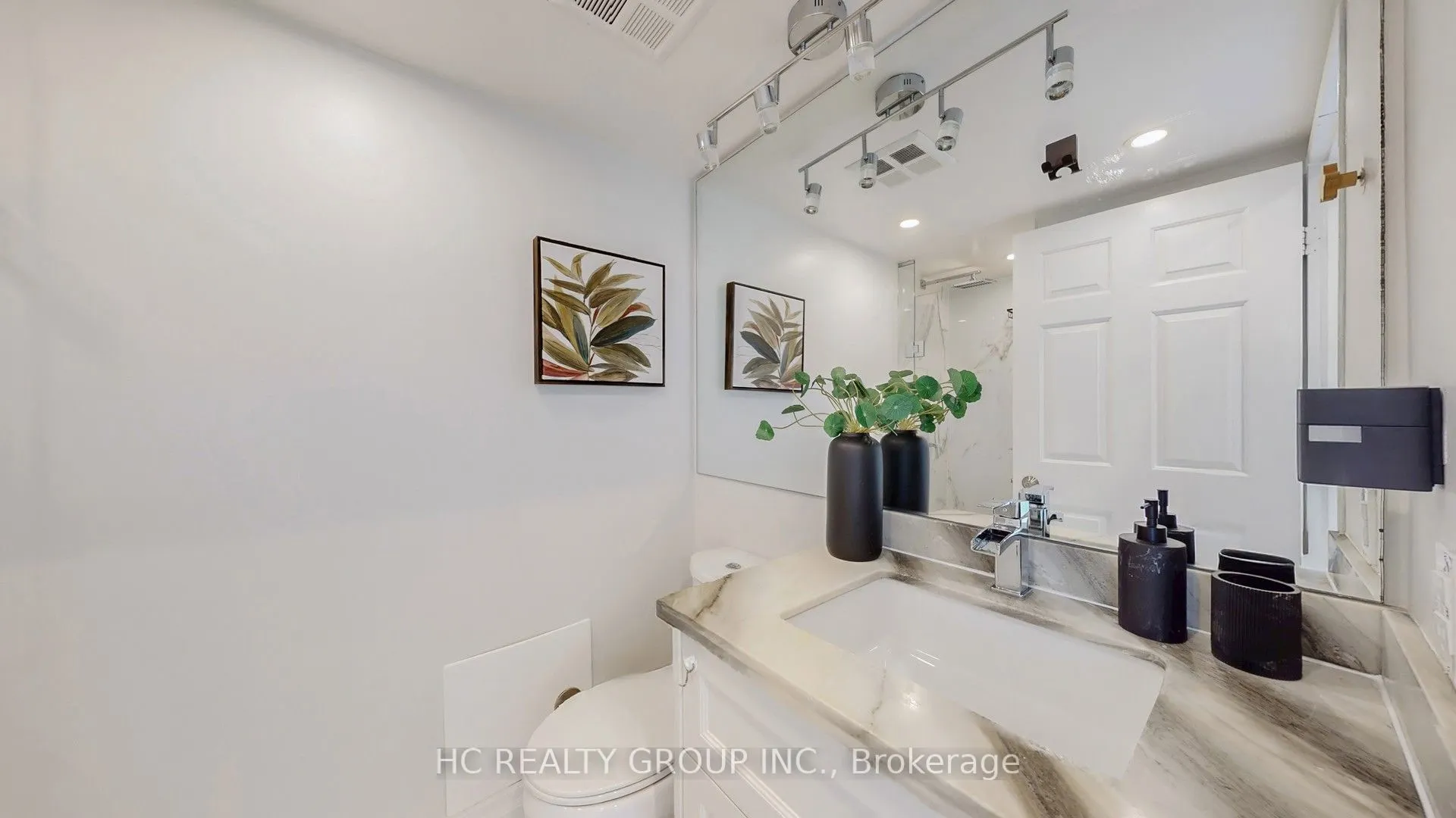 7 Carlton Street, #905