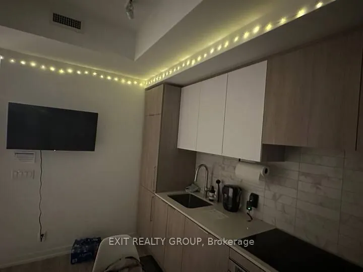 2020 Bathurst Street, #711