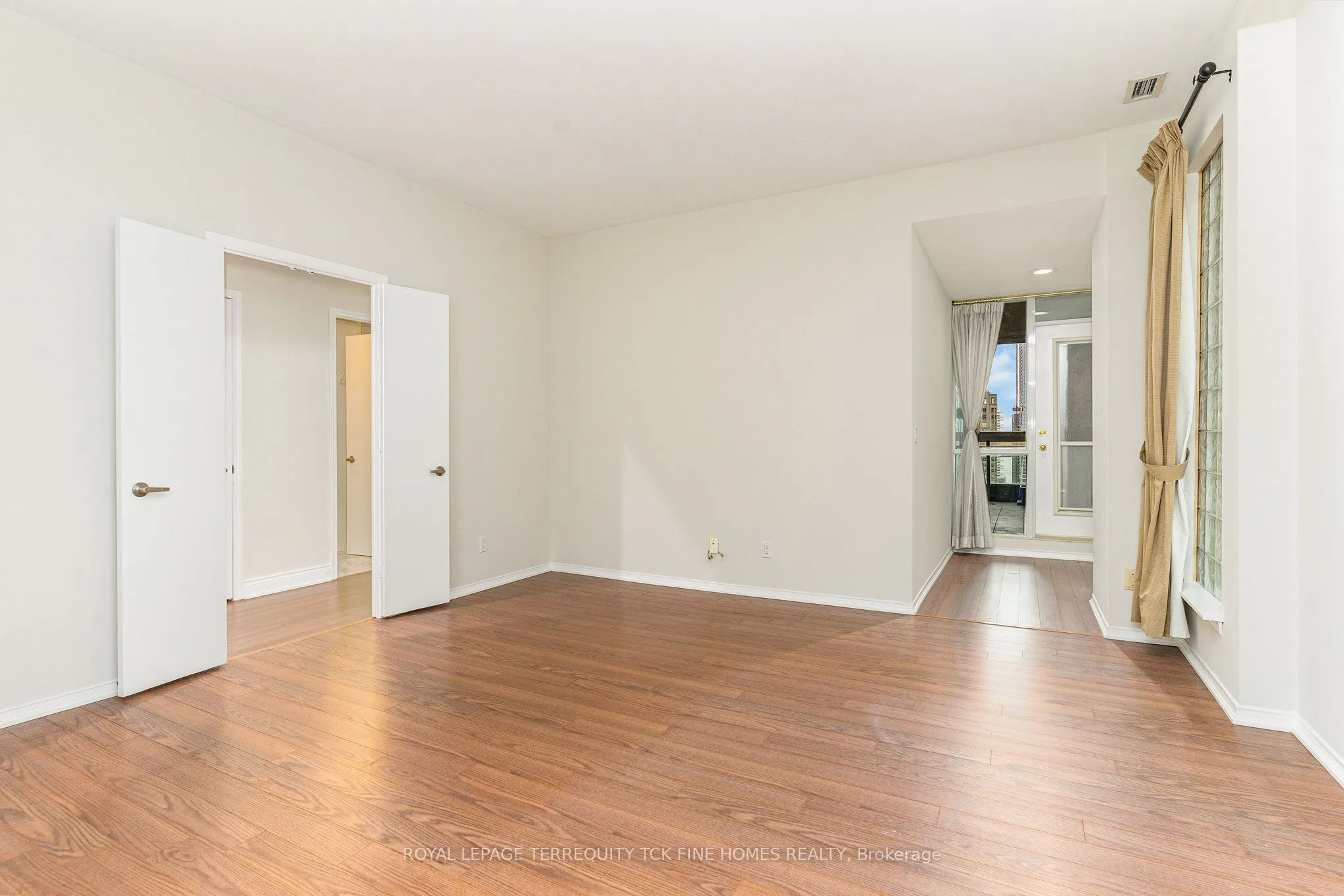 7 King Street E, #2105