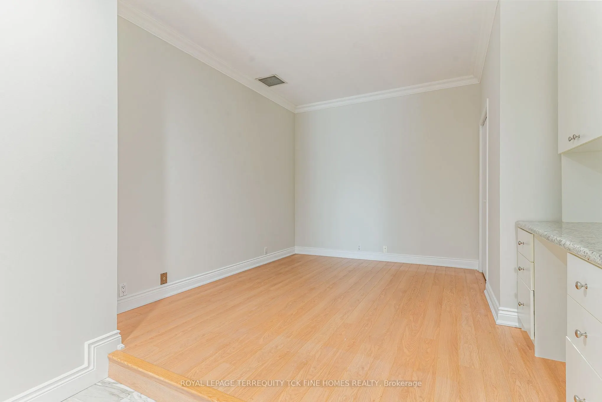 7 King Street E, #2105