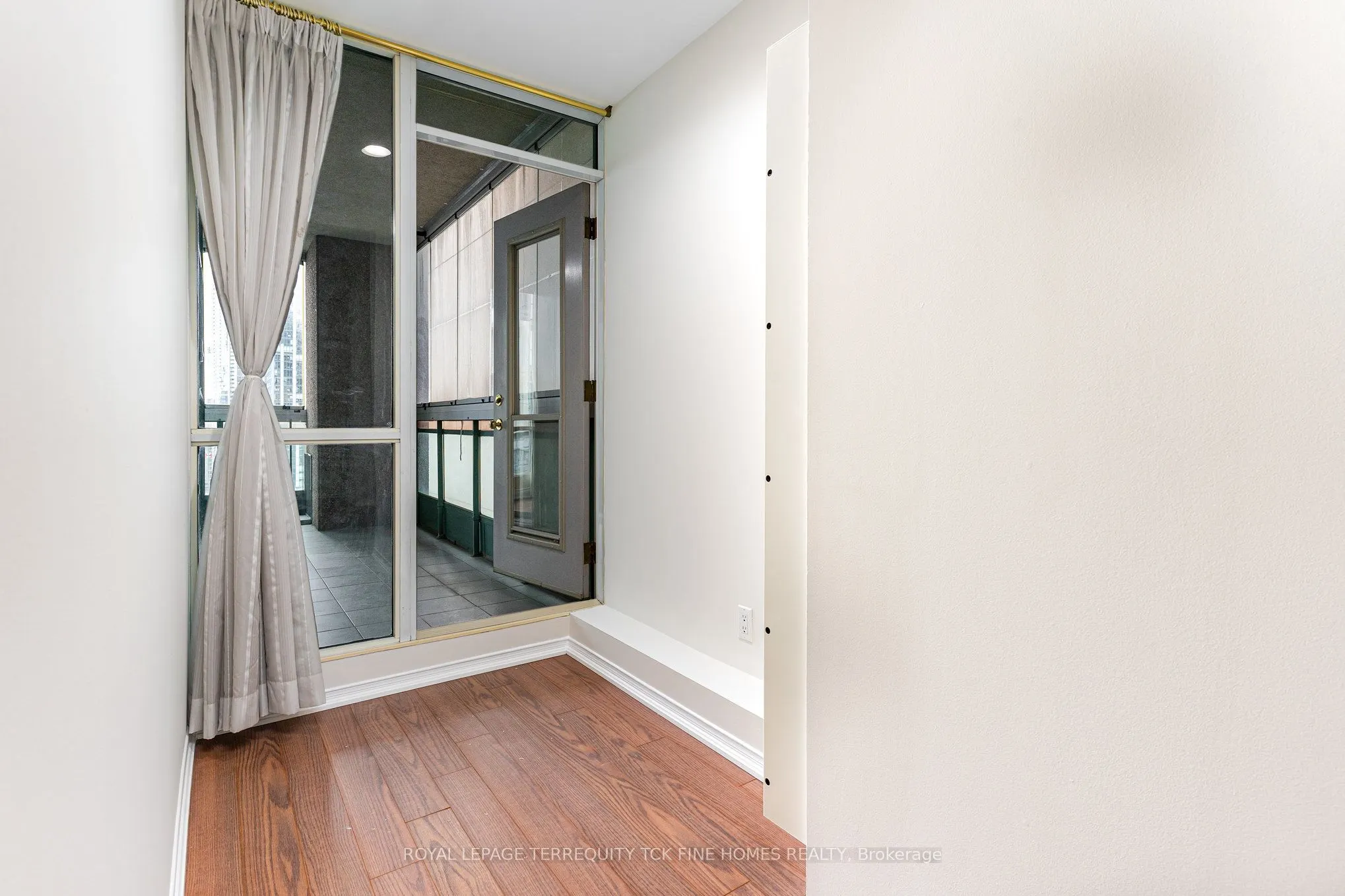 7 King Street E, #2105