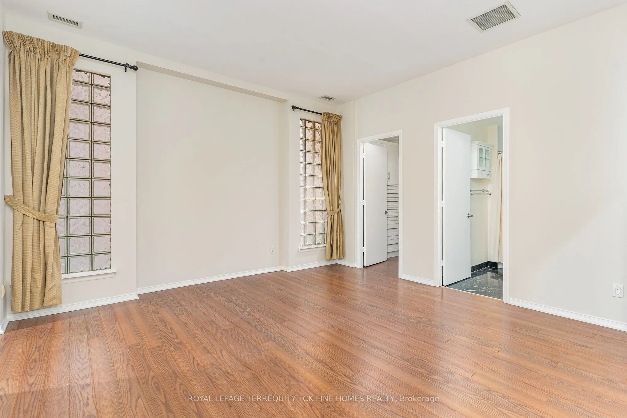 7 King Street E, #2105