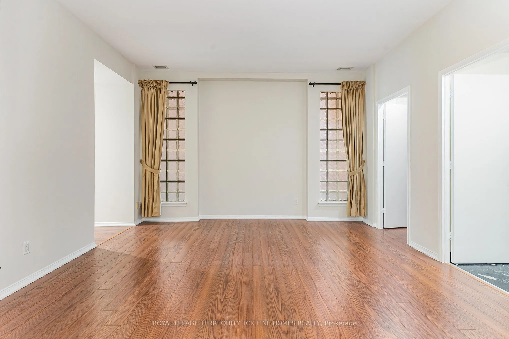 7 King Street E, #2105