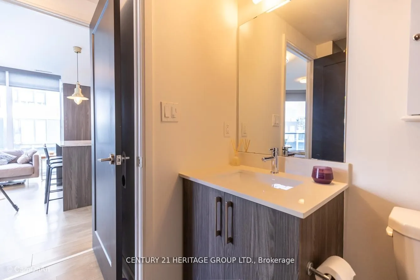 27 Bathurst Street, #1001