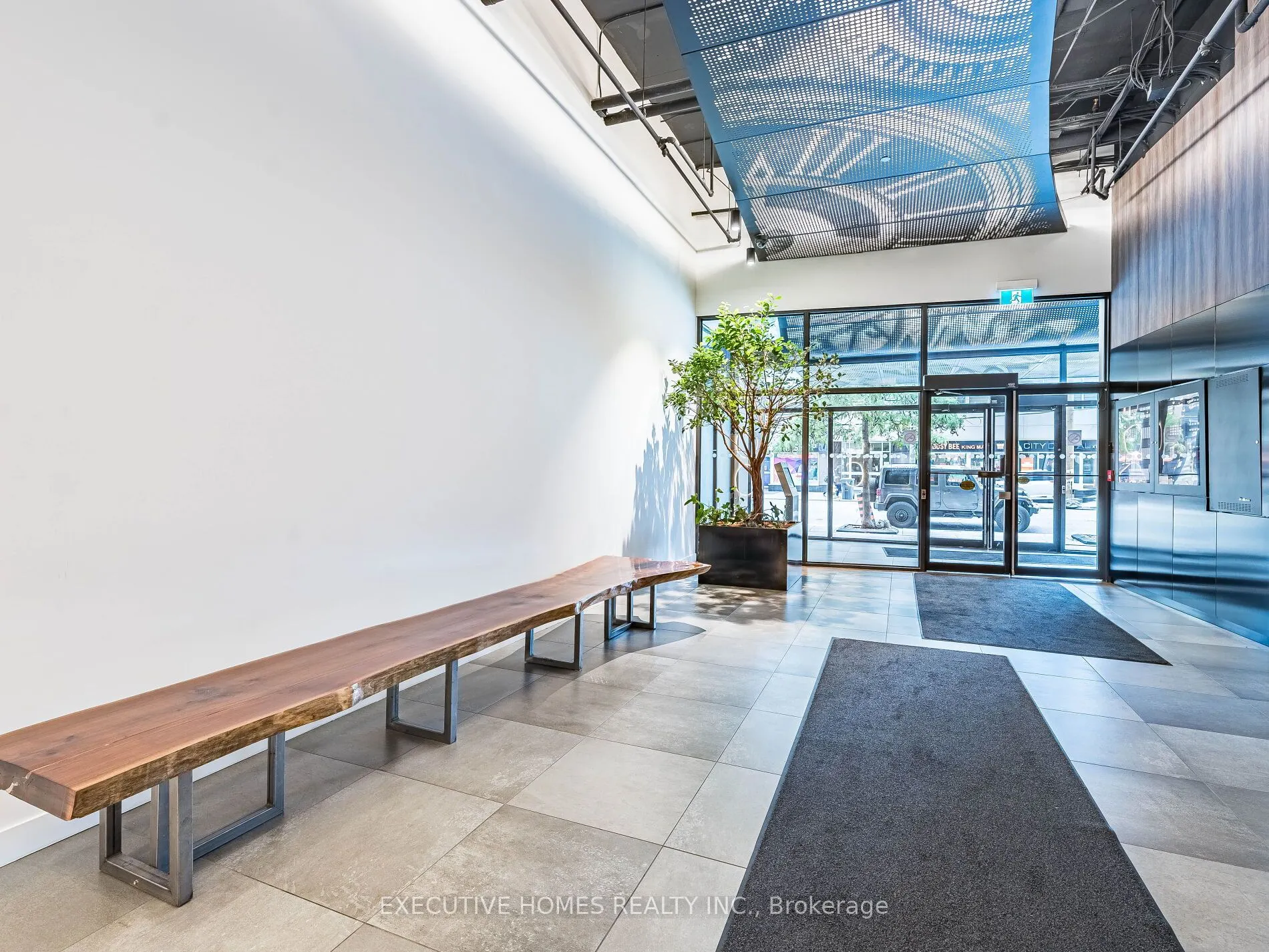 700 King Street W, #1004