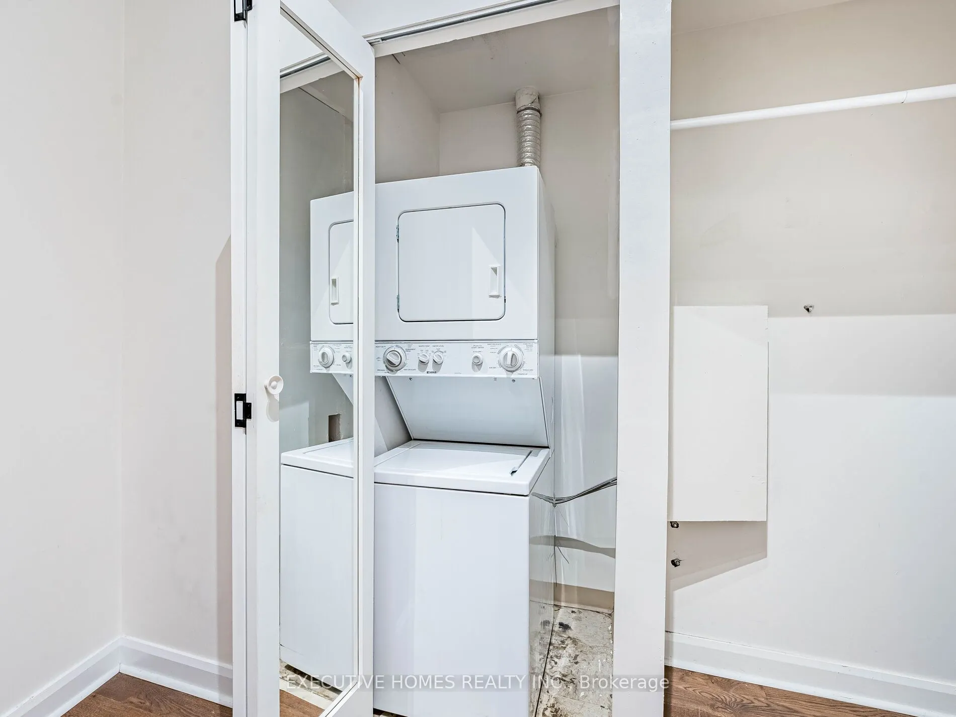 700 King Street W, #1004