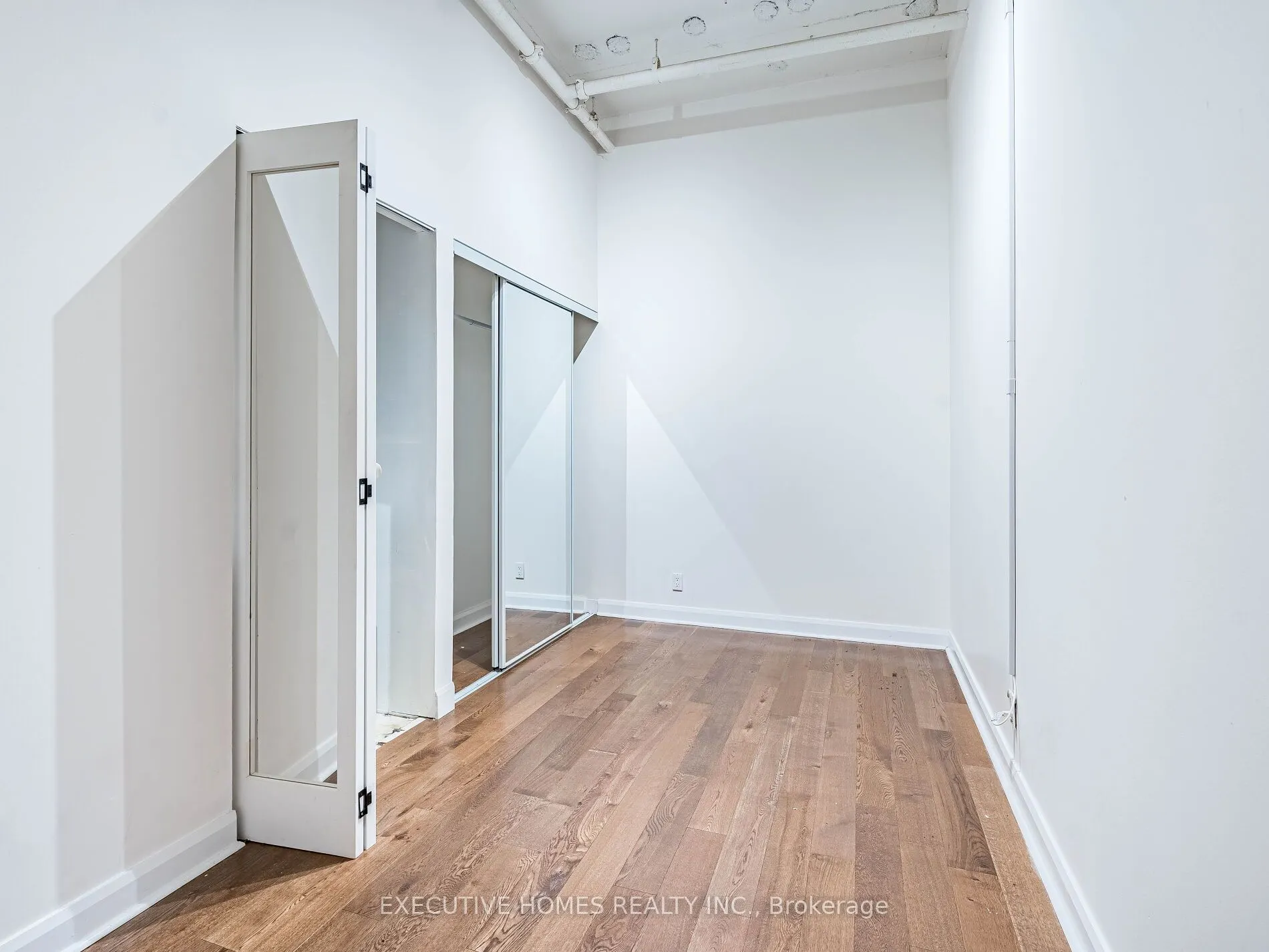 700 King Street W, #1004