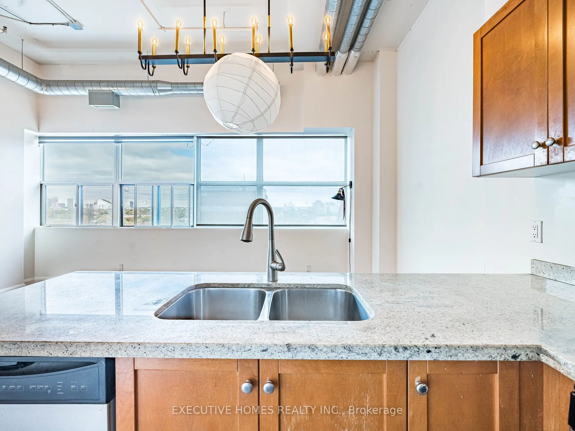 700 King Street W, #1004