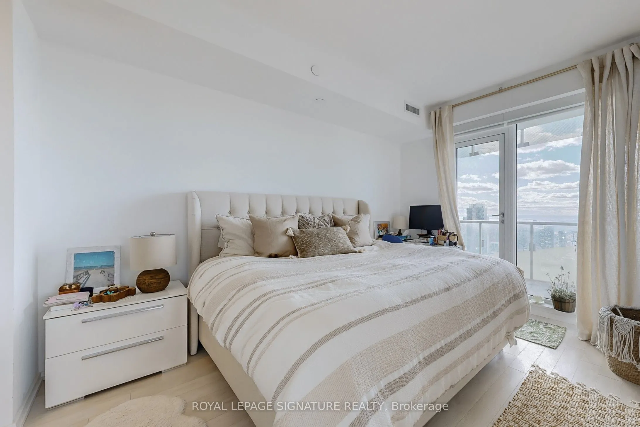 197 Yonge Street, #5811