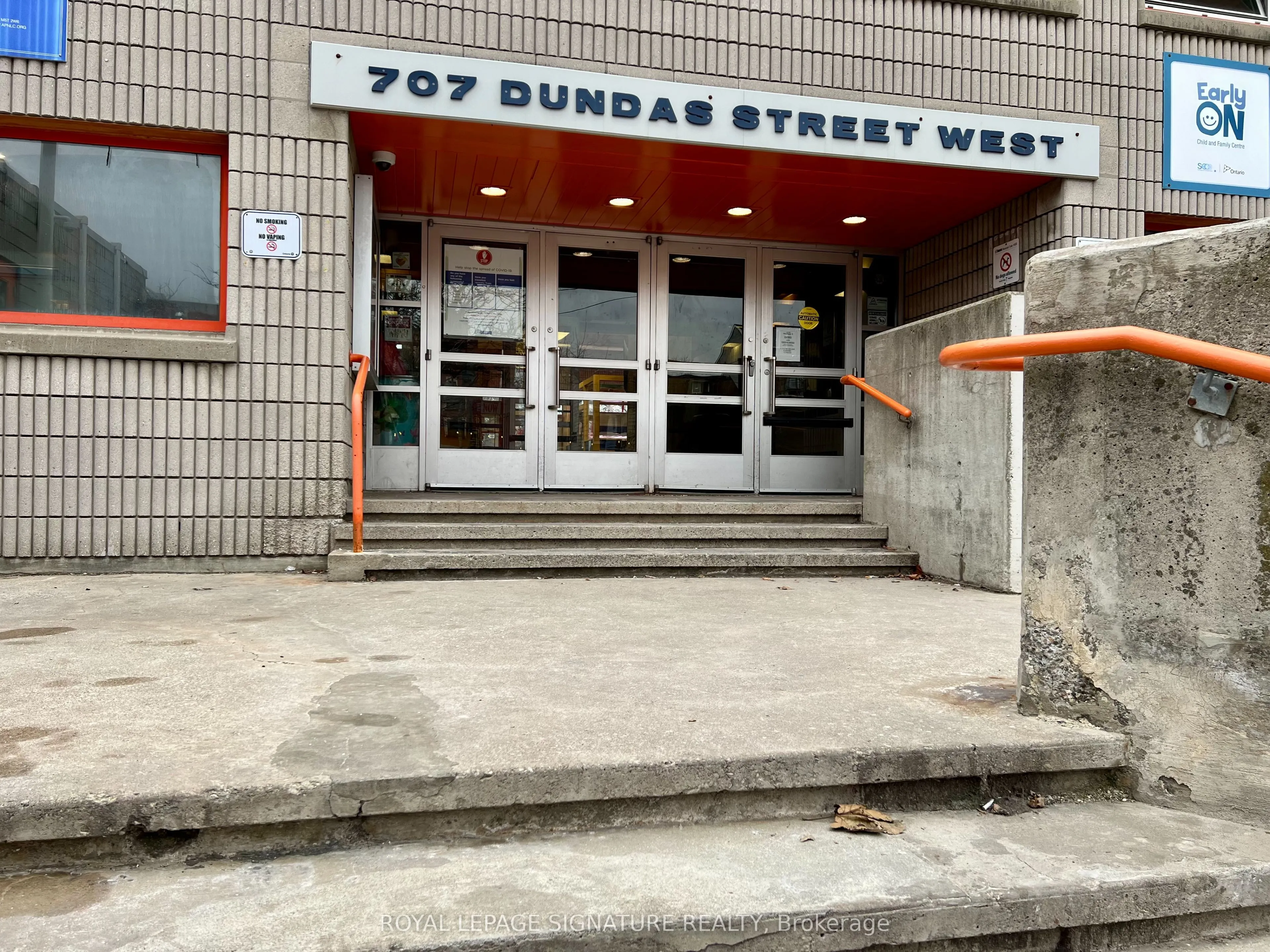 707 Dundas Street W
