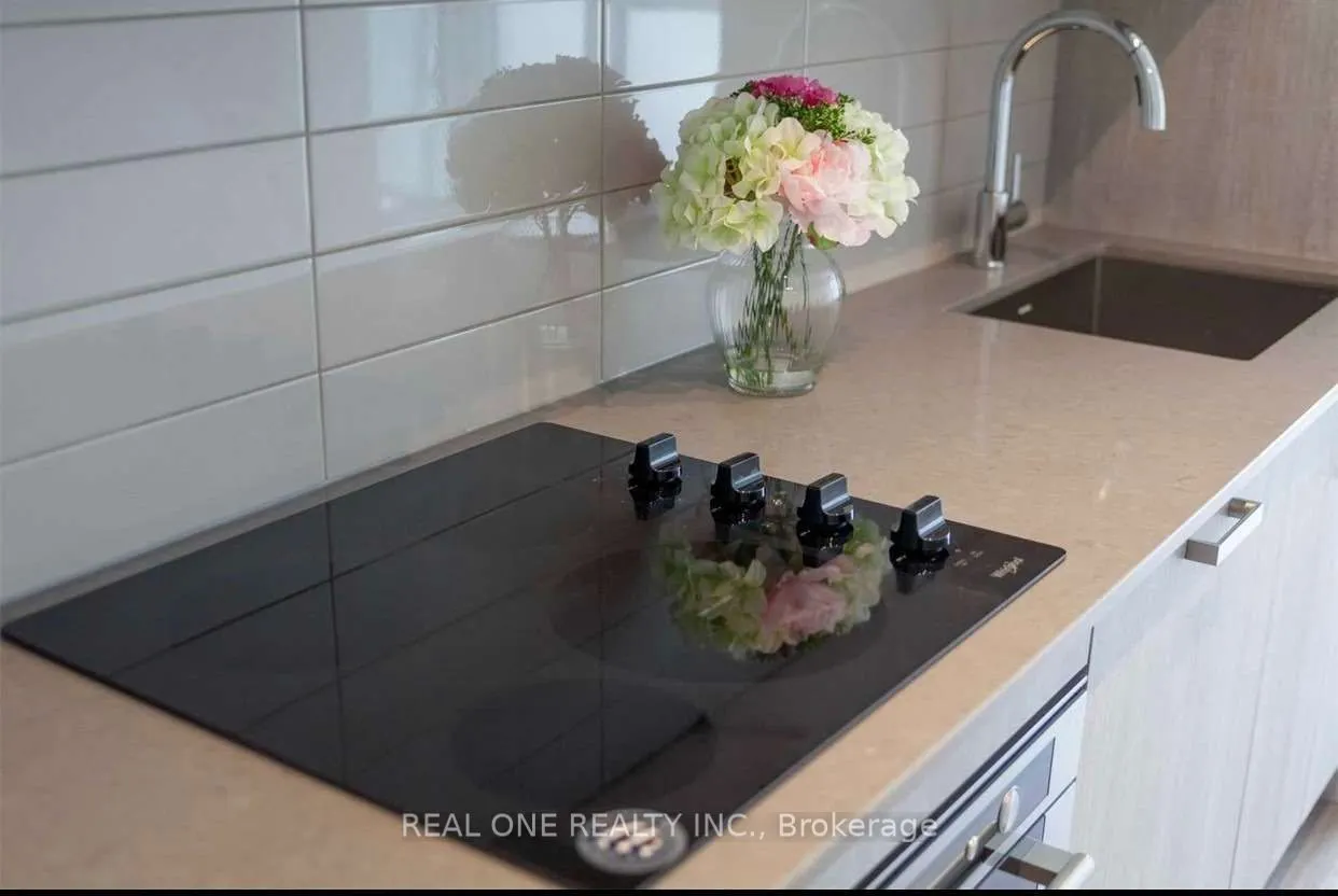 77 Mutual Street, #1111