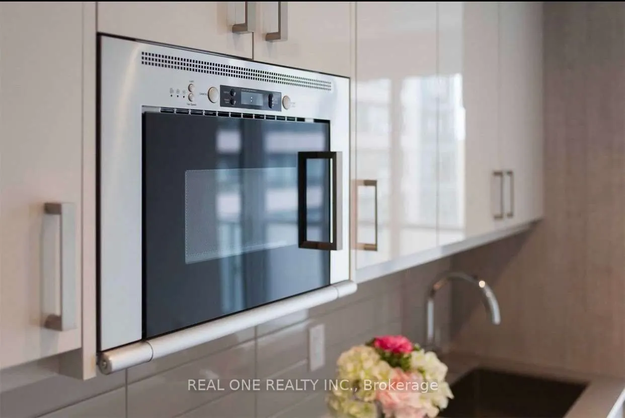 77 Mutual Street, #1111