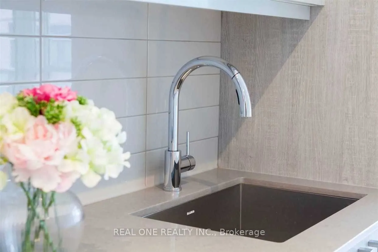 77 Mutual Street, #1111