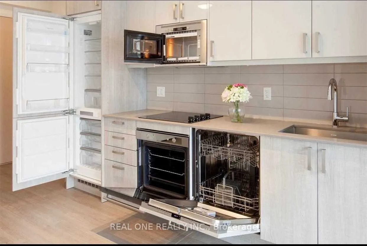 77 Mutual Street, #1111