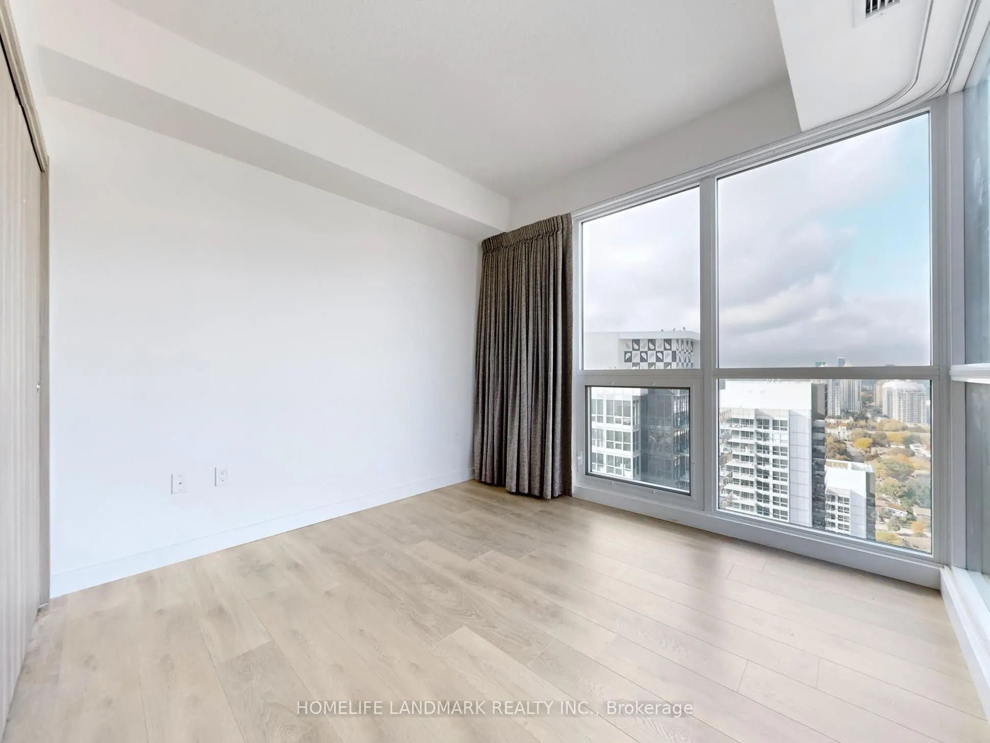 95 Mcmahom Drive, #4007