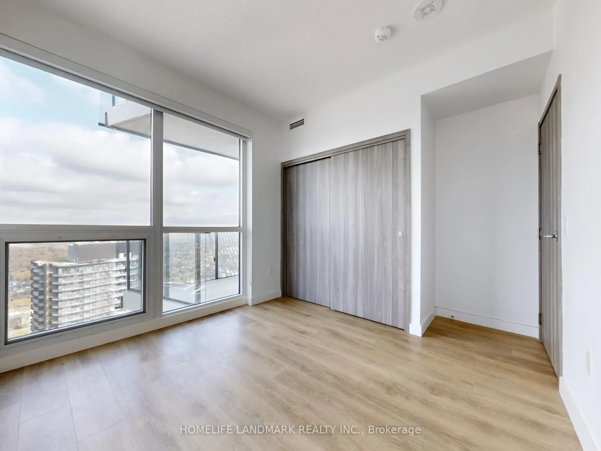 95 Mcmahom Drive, #4007