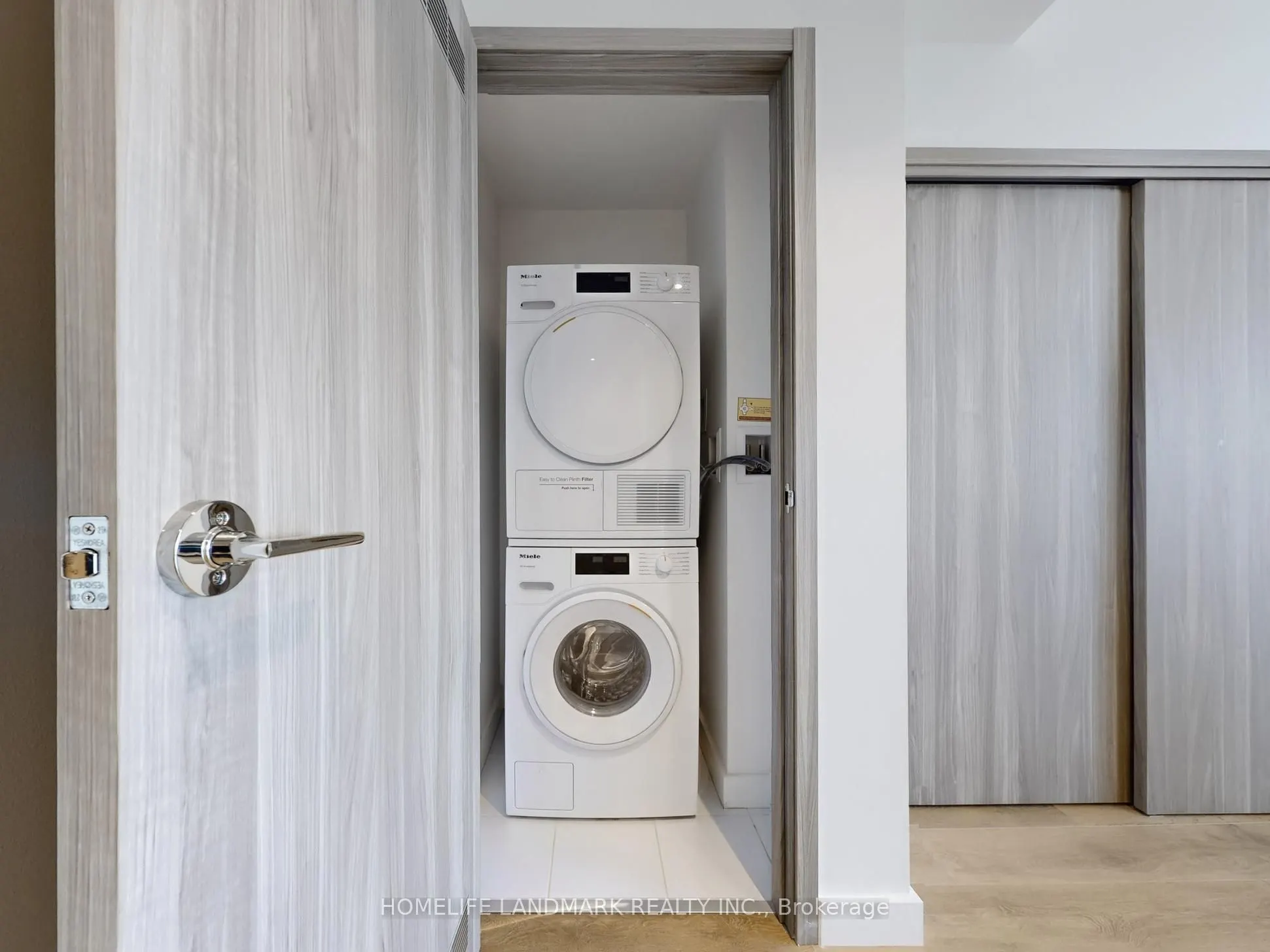 95 Mcmahom Drive, #4007