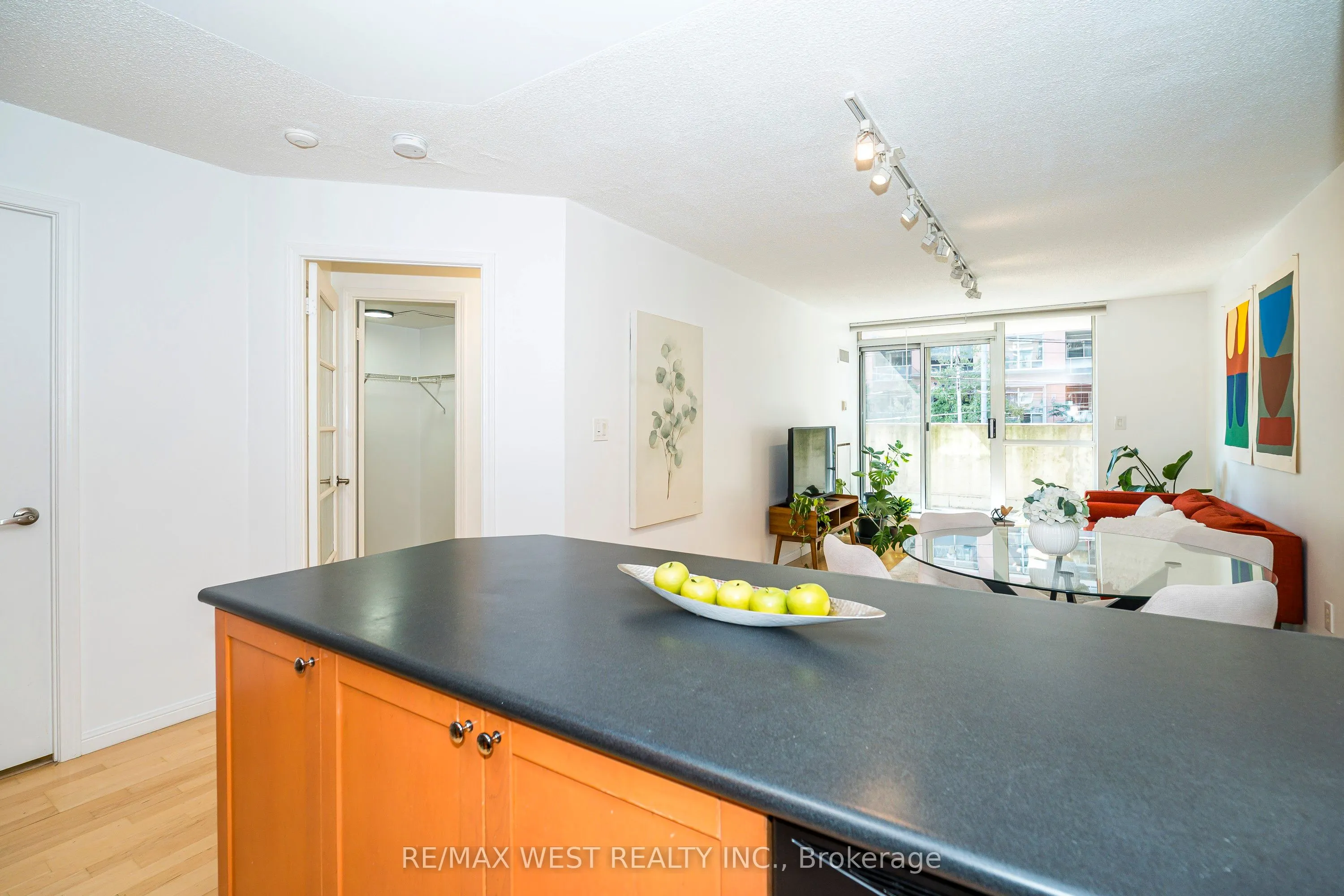 1000 King Street W, #209