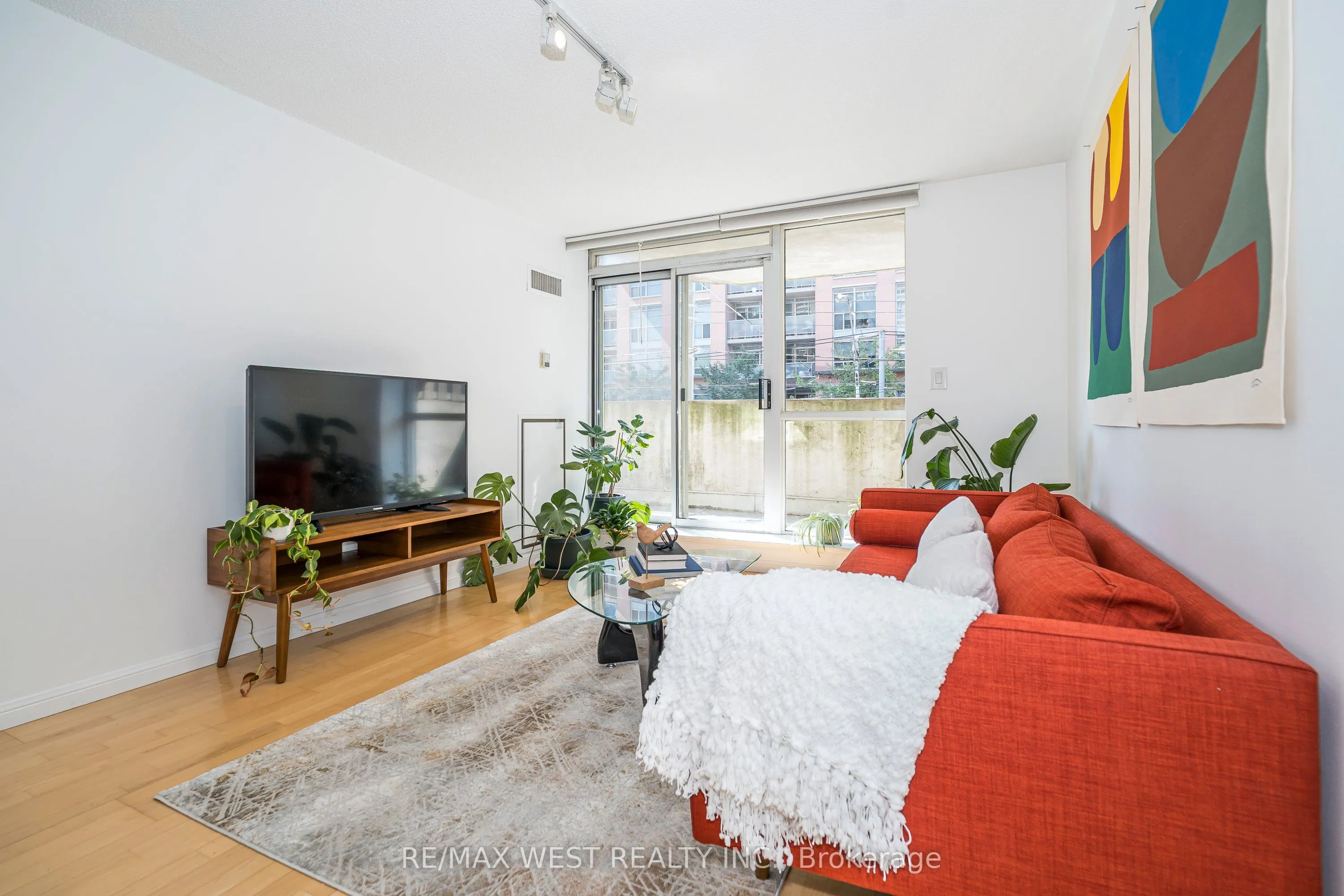 1000 King Street W, #209