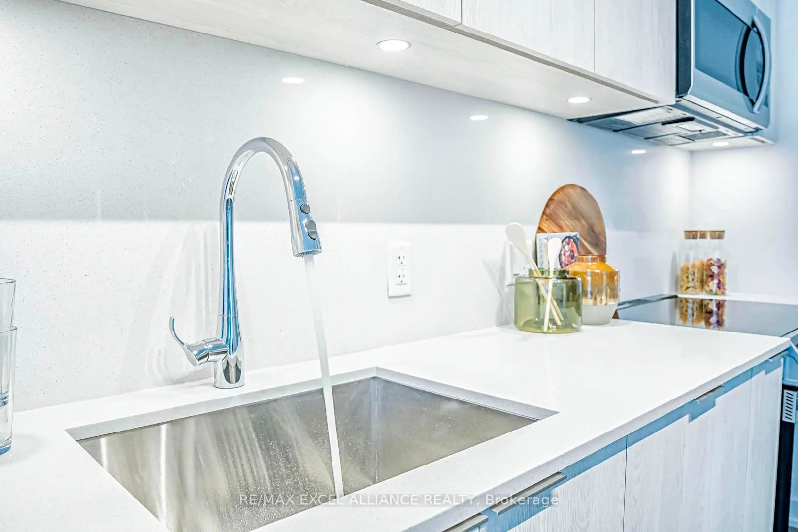 357 King Street W, #809