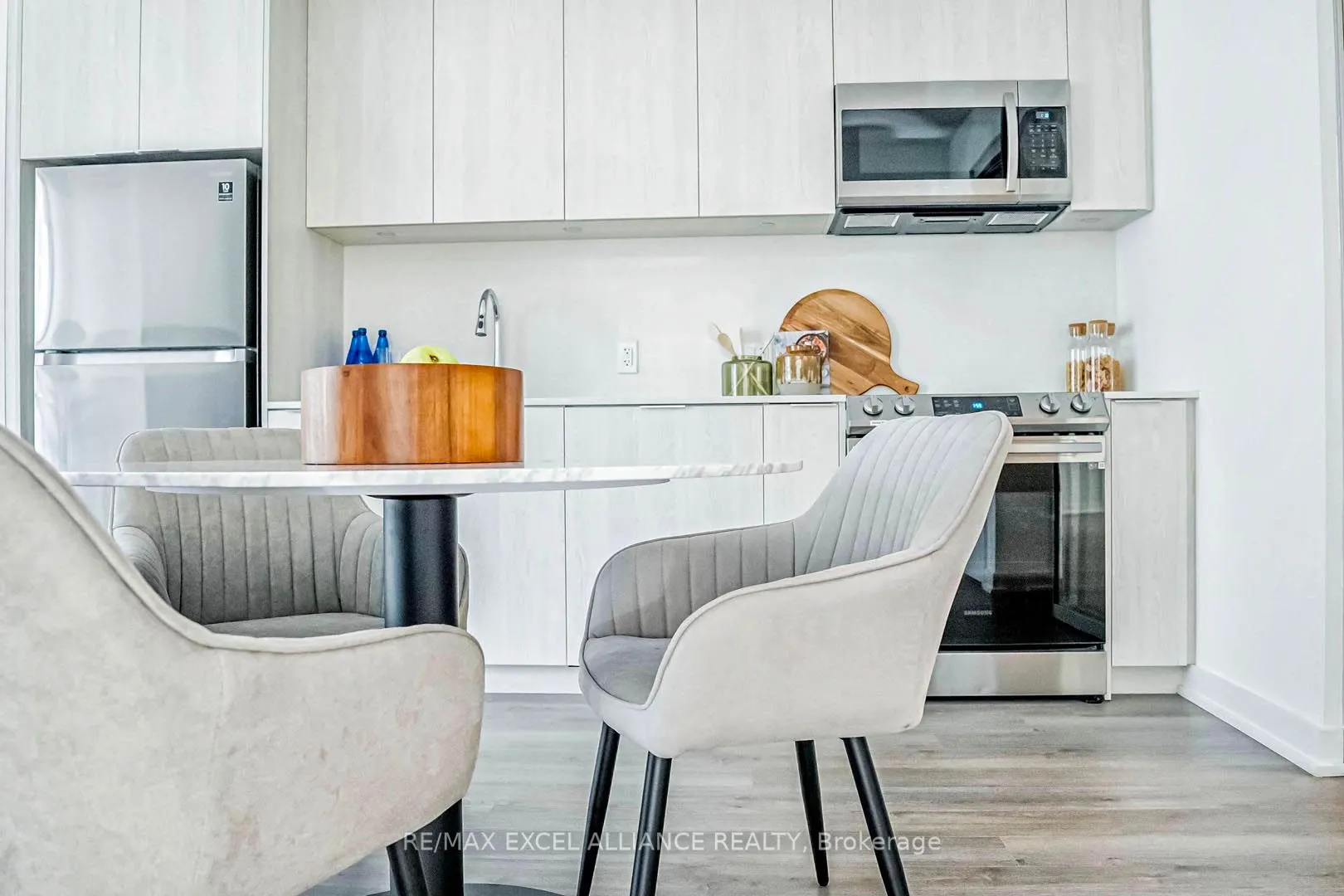 357 King Street W, #809