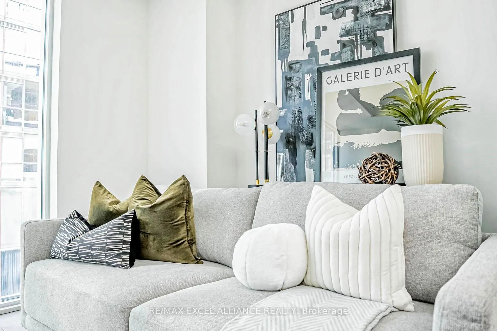 357 King Street W, #809