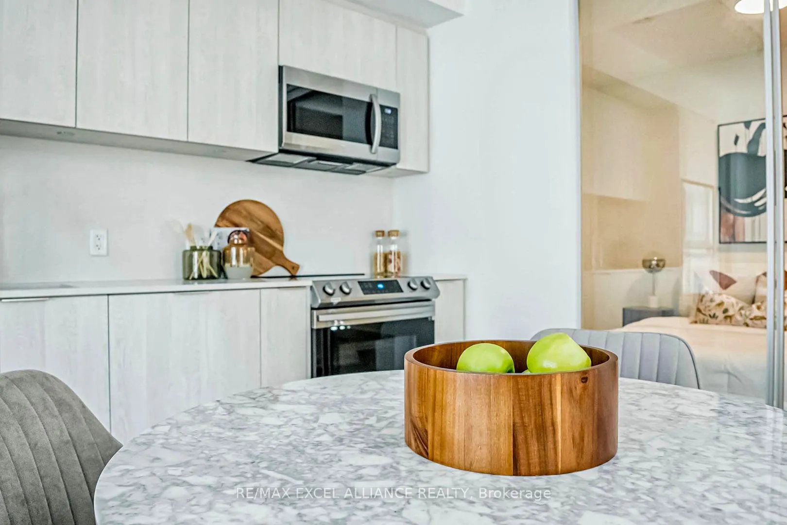 357 King Street W, #809