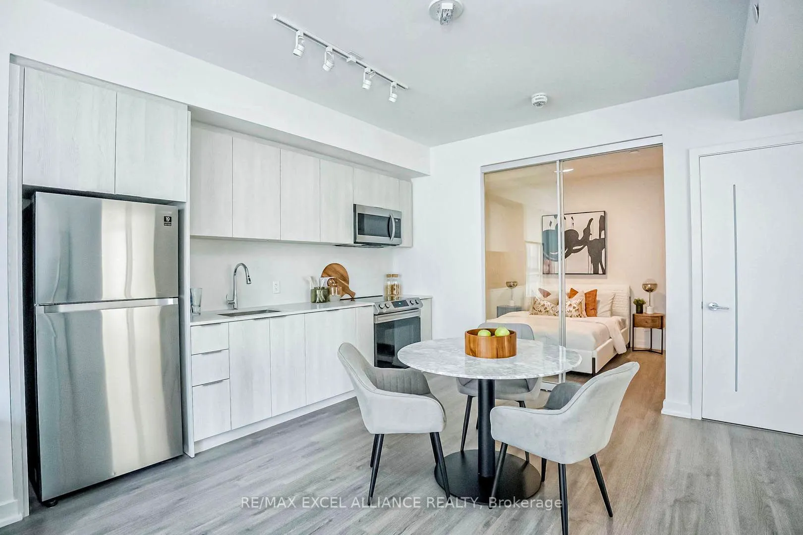 357 King Street W, #809