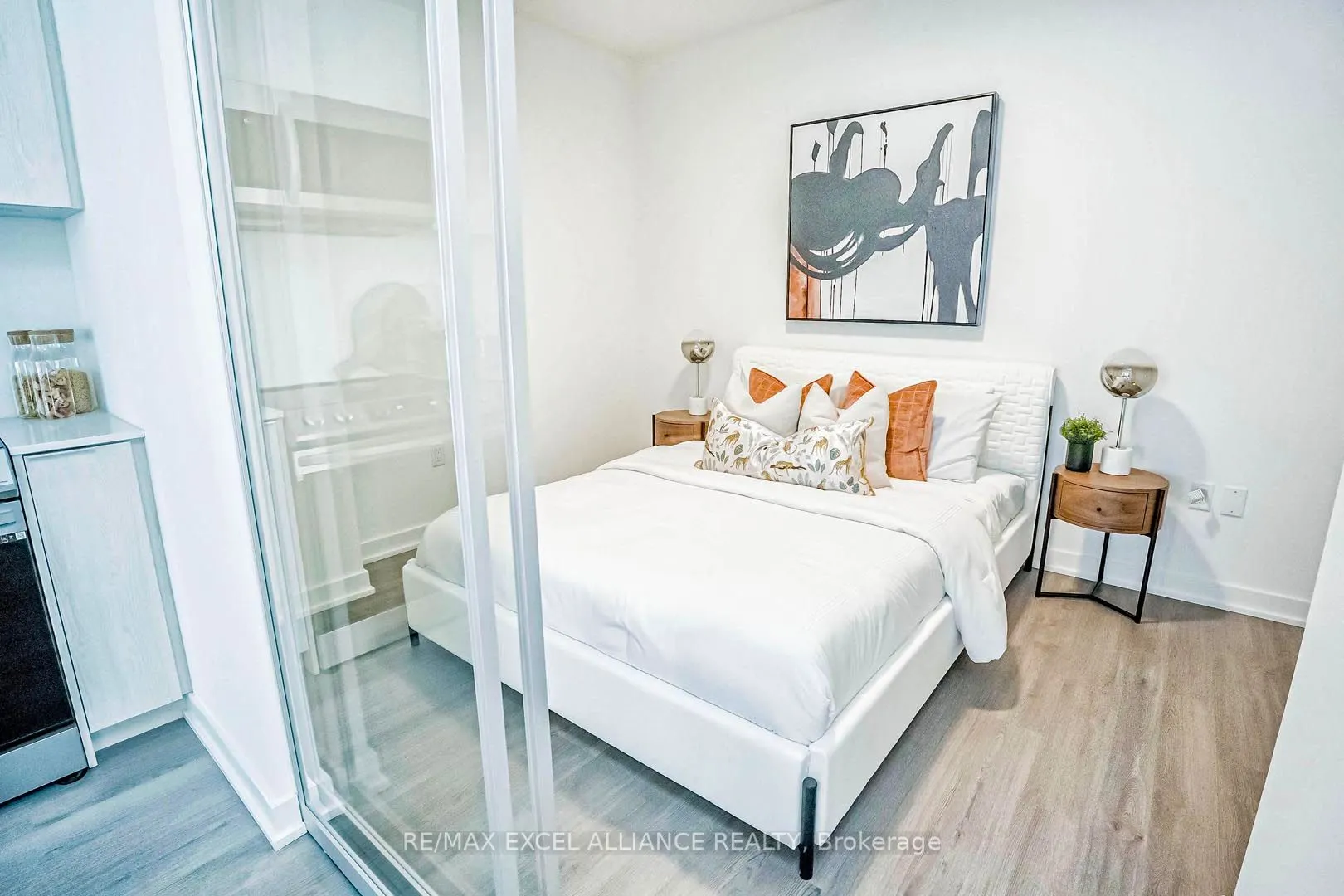 357 King Street W, #809