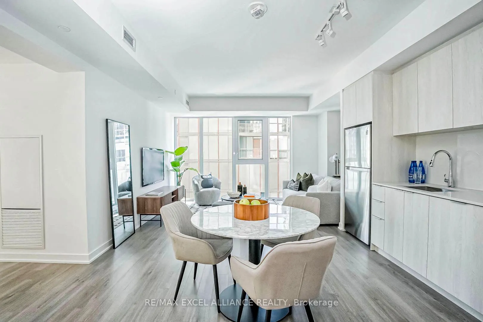 357 King Street W, #809