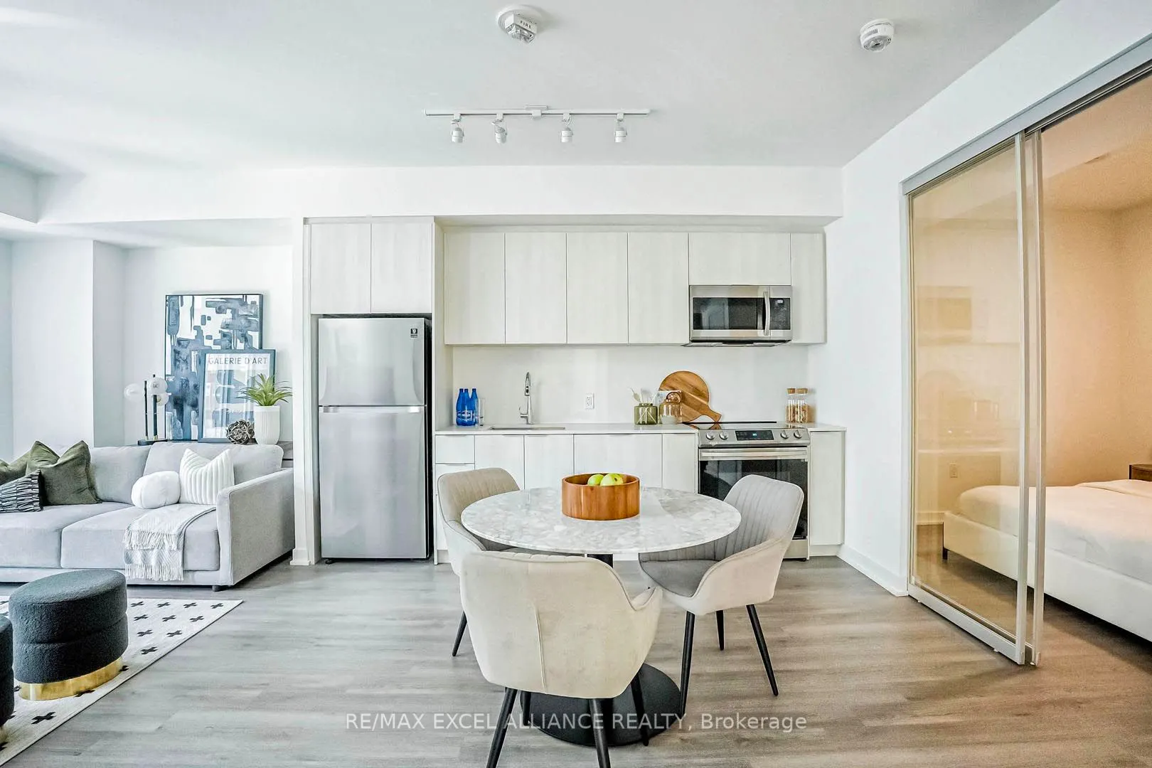 357 King Street W, #809