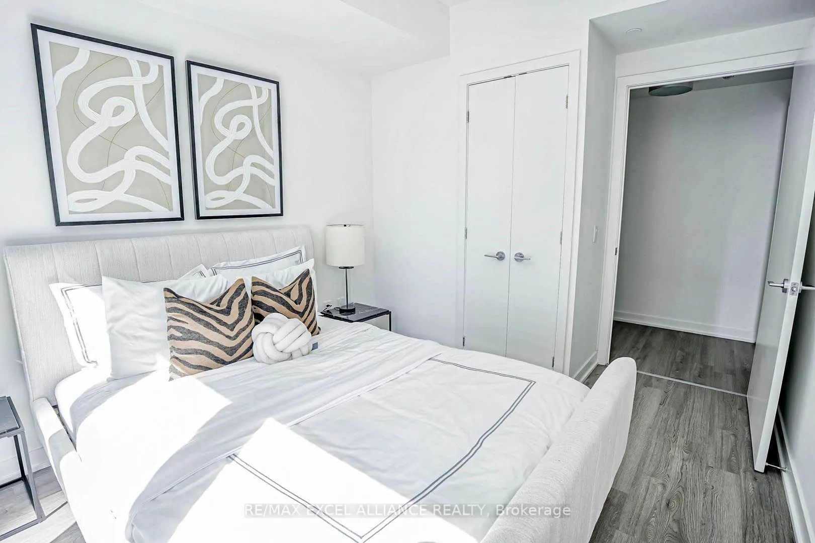 357 King Street W, #809