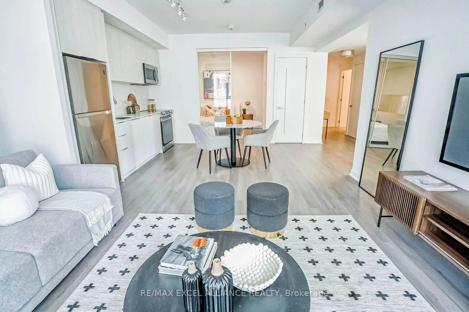 357 King Street W, #809