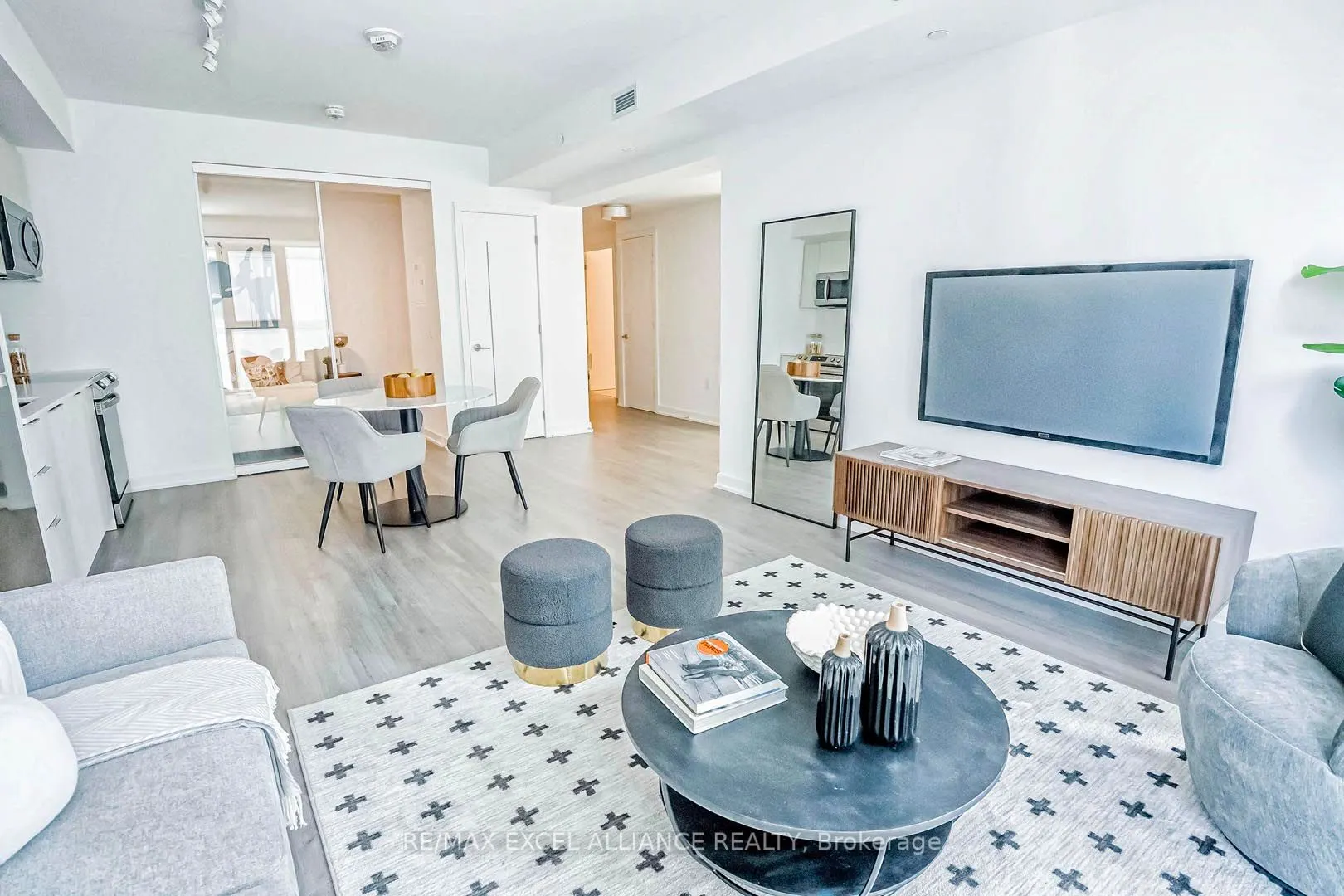 357 King Street W, #809