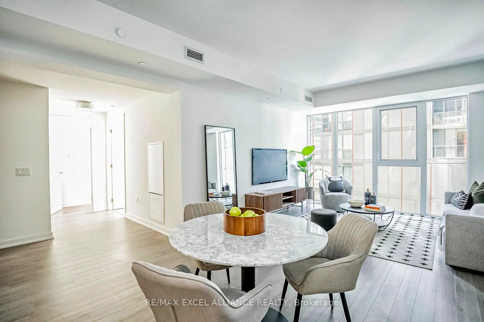 357 King Street W, #809