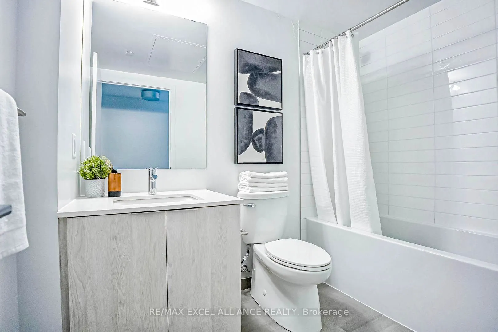 357 King Street W, #809